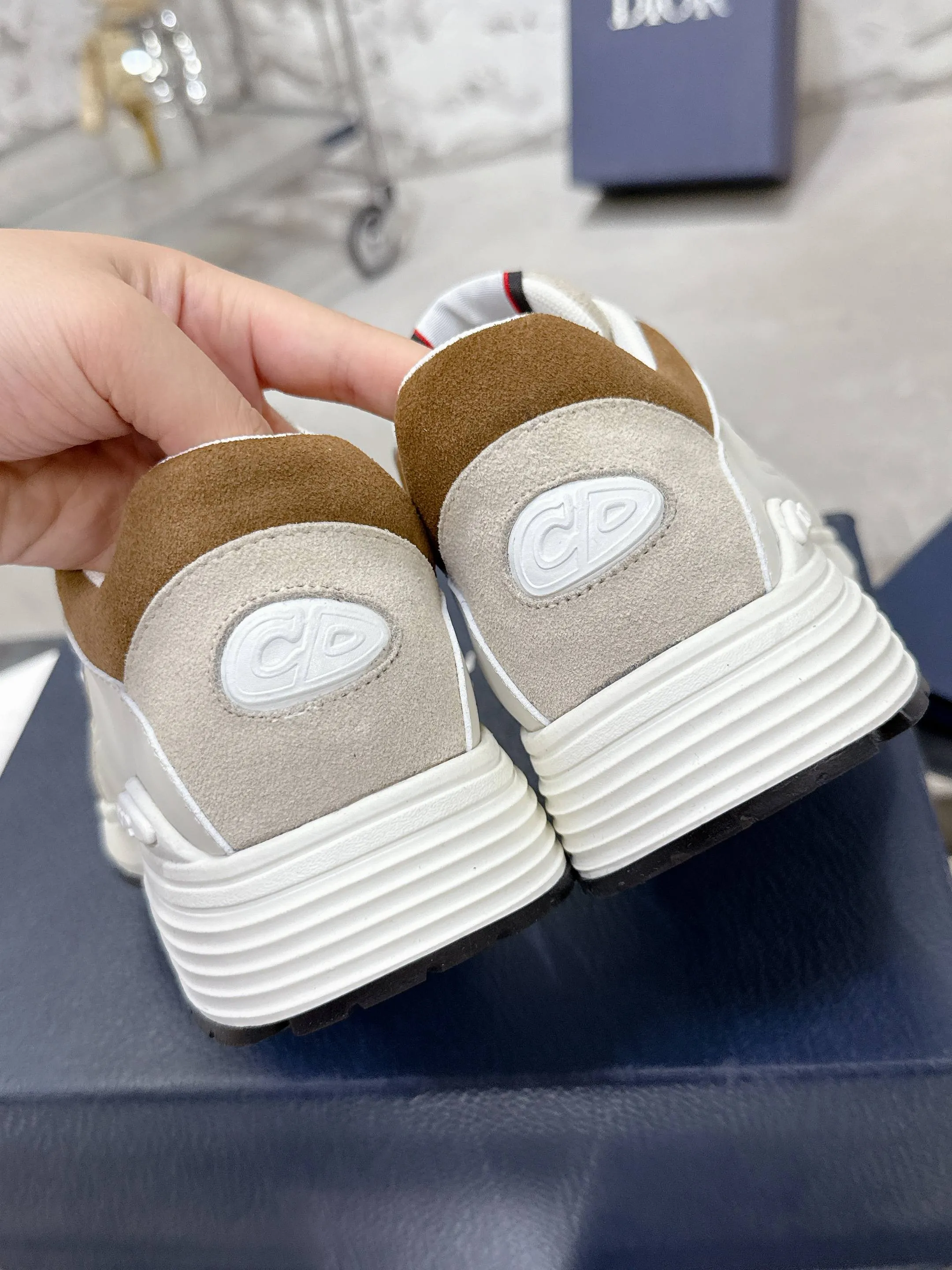Men's men's shoes💰580💰 Dior Dior's latest color matching B30 series dad sneakers original 17960💰 purchased for development and production Brand new B30 sneakers Dad Shoes style shoes that follow the trend of the retro market The Dior logo on the tongue also indicates that this pair of shoes is the B30 model! B30 uses fine-textured leather and mesh cloth materials to form a shoe body. There are conspicuous letters CD on both sides of the shoe body to indicate identity. Many lines on the shoe body outline details to make the shoes look less monotonous and full of retro flavor. The delivery counter is exquisitely packaged🛍📦 ▪️Fabric: Original customized technical fabric + mesh ▪️Inner lining: Customized breathable lining ▪️Outsole: Original molded IP foam + TPU outsole ▪️Sole thickness: 3.5CM ▪️Size: Men's size 39-46 (Male size 38.45.46 customized)